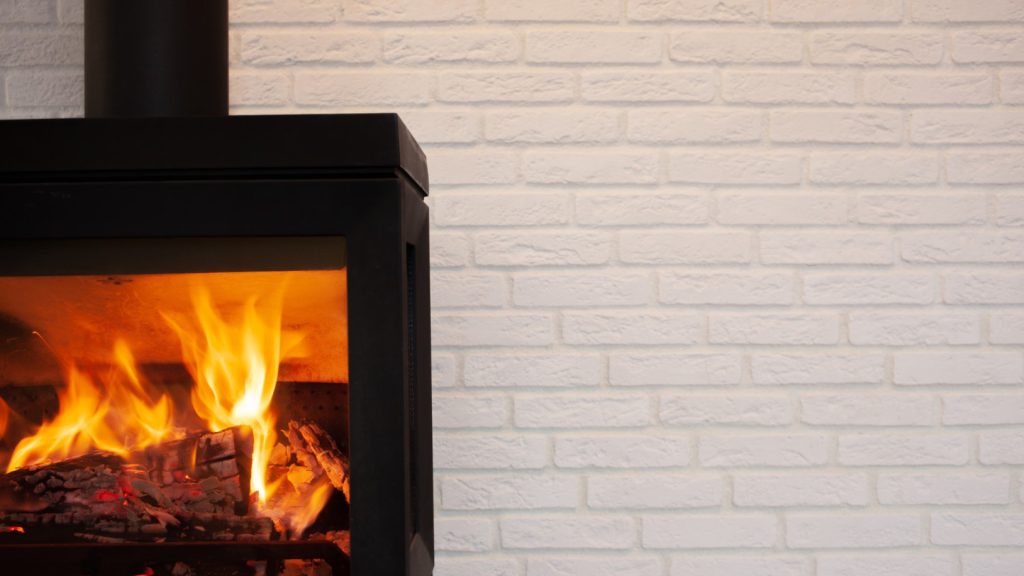 Allier protection et design dans votre salon avec une plaque de poêle murale