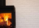 Allier protection et design dans votre salon avec une plaque de poêle murale