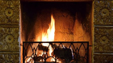 Plaques de cheminée anciennes : une touche d’histoire pour votre décoration intérieure