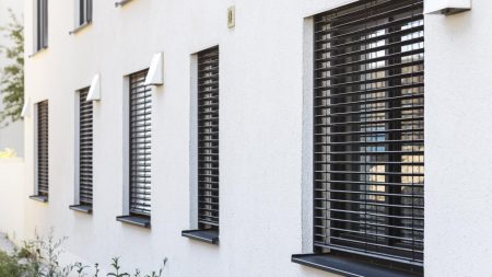 Stores enrouleurs : l’astuce déco pour un intérieur moderne et lumineux