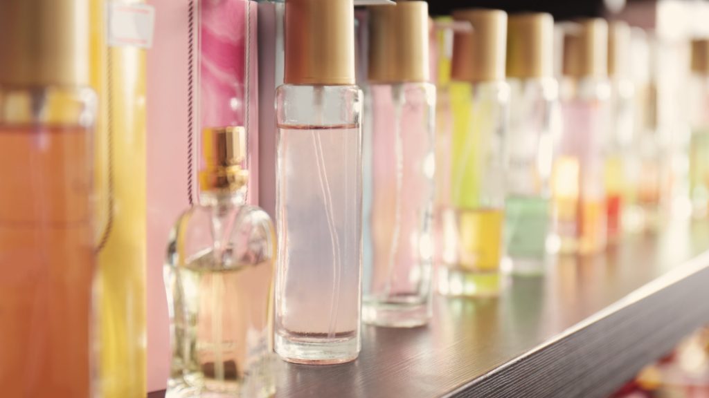 Organisation des parfums : astuces pour une salle de bain minimaliste