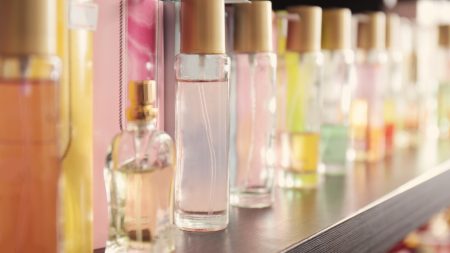 Organisation des parfums : astuces pour une salle de bain minimaliste
