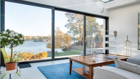 Grandes baies vitrées et volumes ouverts : déchiffrer les codes de la villa contemporaine !
